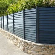 02_cloture_aluminium_aluclos_vert_sur_muret_pierre_-180x180